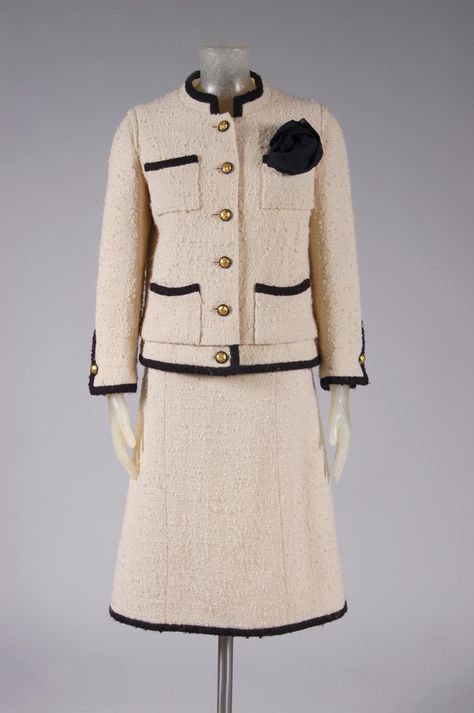 Woman's Suit: Jacket and Skirt Designed by Gabrielle (Coco) Chanel, French, 1883 - 1971. Label Chanel, Paris, founded 1910. Coco Chanel Fashion, Chanel Suit, Chanel Outfit, Mode Chanel, Chanel Jacket, Chanel Inspired, Chanel Fashion, Sporty Outfits, 60s Fashion