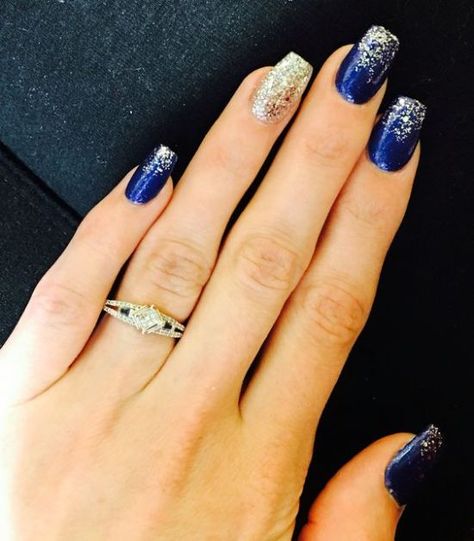 Navy Nails With Gold Glitter, Blue Nail Designs Dip Powder, Blue And Gold Ombre Nails, Dark Blue And Gold Nails, Blue And Gold Nails, Nail Art Bleu, Silver Acrylic Nails, Blue And Silver Nails, Blue Ombre Nails