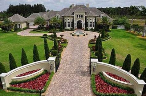 Dwayne Johnson’s New $3,450,000 Florida Manse Dwayne Johnson House, Circle Driveway Landscaping, Circle Driveway, Driveway Entrance Landscaping, Miami Mansion, Florida Mansion, Johnson House, Taman Air, Driveway Entrance