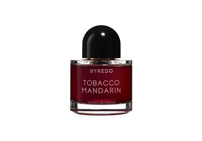 Une fois qu'on l'a senti, il est difficile de passer à autre chose. Entêtant pour les uns, sublime pour d'autres, ce parfum à la couleur brune troublante entre directement dans notre wish list de l'automne. Tobacco Mandarin de Byredo nous enveloppe d... Lire la suite de l'article sur Elle.fr Melrose Place, Perfume Samples, Tilda Swinton, It Cosmetics, Bottle Sizes, Mandarin Orange, Body Spray, Coco Chanel, Veil