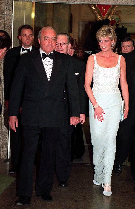 Princess Diana and Dodi Fayed Harrods statue to be removed | HELLO! Mohamed Al Fayed, Diana Dodi, Princess Diana And Dodi, Dodi Al Fayed, Dodi Fayed, Princess Diana Images, Picture Clips, Camila Parker, Tatjana Patitz