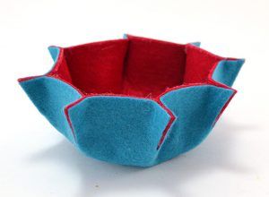 You can make these cute little felt flower bowls with just felt and glue! Cozy Bowls, Sweet Things To Make, Felt Bowls, Wool Felt Applique, Small Craft Projects, Macrame Wood, Loom Knitting Tutorial, Decor Upcycle, Leaves Jewelry