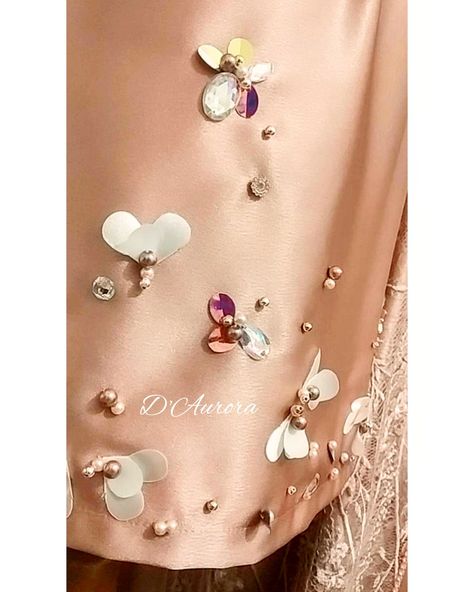 Payet Tabur, Desain Merek, Baby Books Diy, Latest Bridal Blouse Designs, Embroidery Fashion Detail, Hijab Designs, Hand Beaded Embroidery, Embellished Clothing, Blouse Design Images