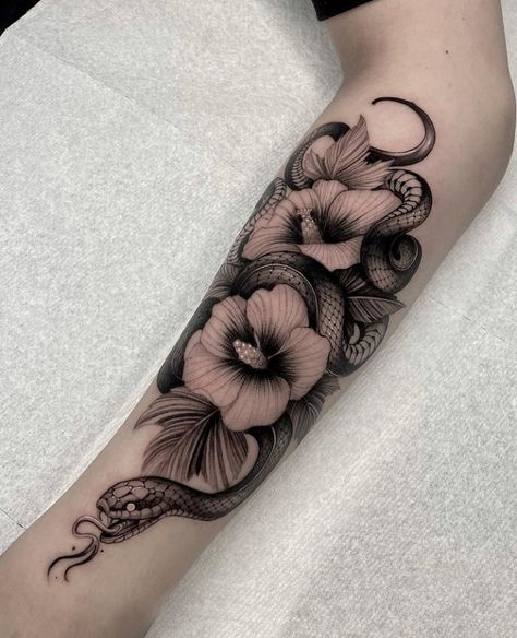 Daffodil Tattoo Ideas, Lavender Tattoos, Back Tattoo Women Spine, Daffodil Tattoo, Ankle Bracelet Tattoo, Hibiscus Tattoo, Lavender Tattoo, Dragon Tattoo For Women, Special Tattoos