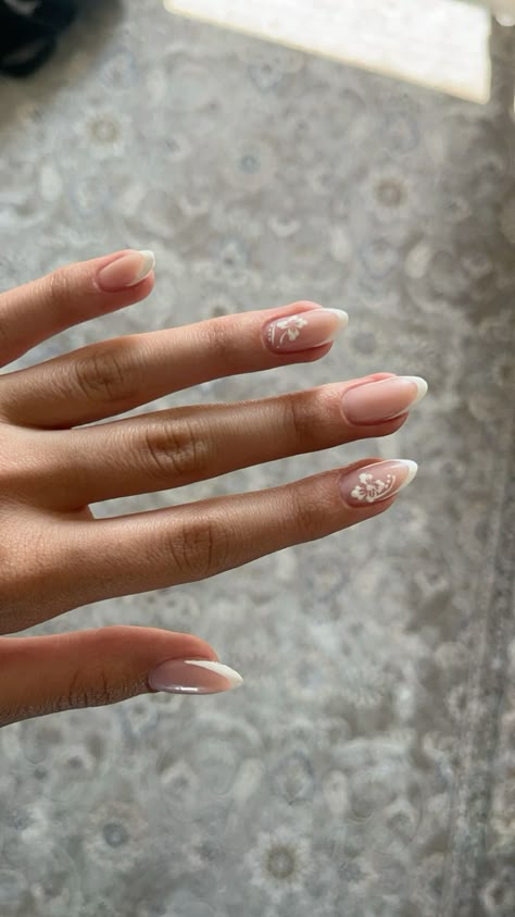 Neutral Nails White Design, French Tip Hibiscus Almond Nails, Almond French Tip Nails Flowers, Almond Hawaiian Flower Nails, Summer Nail 2024 Trends White, Nails Almond Design Summer, French Nails With Detail, Summer Nail Ideas French Tips Almond, Summer Nail Designs French Tip