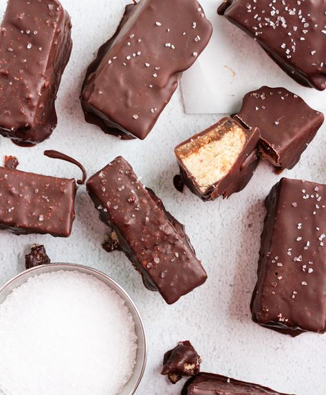 Sea Salt Toffee, Lovely Delites, Toffee Shortbread, Klondike Bar, Healthy High Protein Snacks, Chocolate Peanut Butter Recipes, Salted Toffee, Toffee Bars, Shortbread Bars