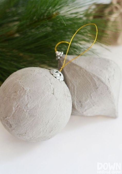 Christmas Ornaments Diy Easy, Christmas Balls Diy, Concrete Ornaments, Concrete Christmas, Christmas Ball Ornaments Diy, Mason Jar Lids Ornaments, Christmas Tree Bulbs, Diy Christmas Candy, Stair Well