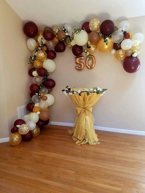 Balloon Arrangement for 50th Birthday Birthday Surprise For Mom, Moms 60th, Moms 50th Birthday, Wall Green, 50th Birthday Party Ideas, 50th Birthday Decorations, Photos Wall, 50th Birthday Ideas, 50 Birthday