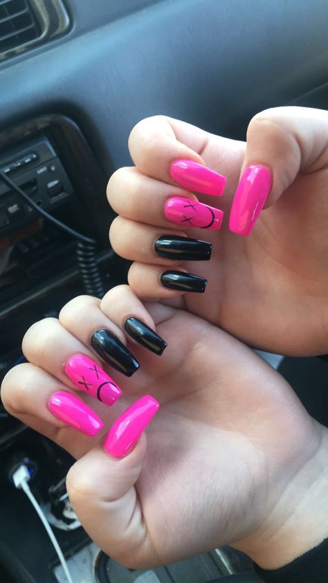 Black And Pink Simple Nails, Cute Nails Acrylic Black And Pink, Black And Pink Nail Ideas Simple, Pink And Black Nail Ideas Short, Neon Black Nails, Nail Ideas Pink And Black, Black Concert Nails, Black And Pink Square Nails, Short Black And Pink Nails