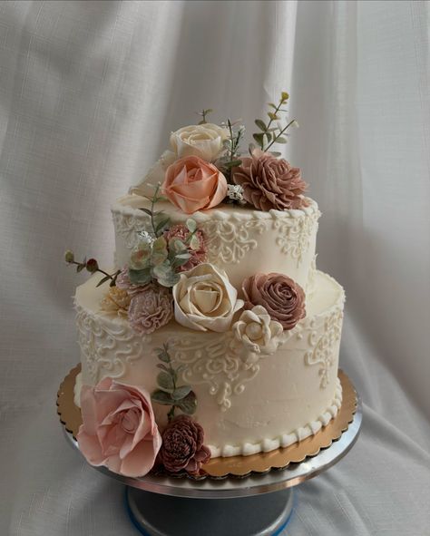 floral tiered cake and cupcakes for @alexa_williams86 ‘s sweet sixteen 🤍🌸 • #floralcake #tieredcake #sweet16 #sweettooth #cakedecorating #cakeinspo #cakeart #cakedesign #cakedecorator #cakeartist #floralcakedesign #floralcupcakes #buttercream #buttercreamflowers #gardencake Floral Cake Design, Garden Cakes, Floral Cupcakes, Cake And Cupcakes, Tiered Cake, Buttercream Flowers, Floral Cake, Sweet Sixteen, Cake Art