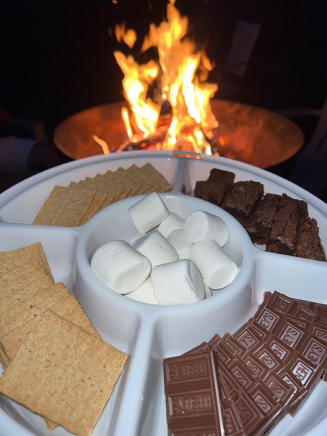 S’mores Night, Christmas Smores, Smores Christmas, Smores Bonfire, Bonfire Smores, Bonfire Night Food, Campfire Snacks, Bonfire Birthday, Winter Snack