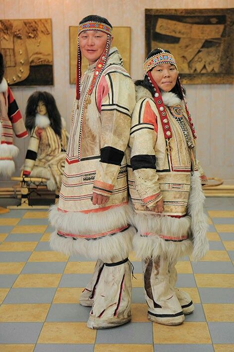 Chukchi Clothing, Siberian Traditional Clothing, Siberian People, Inuit Clothing, Inuit People, Native American Decor, Sewing Measurements, Pacific Northwest Art, Costumes Around The World