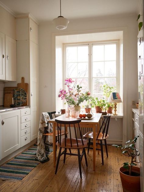 Wet Street, Sala Grande, Industrial Dining Table, Light Kitchen, Table Chairs, Apartment Style, Trendy Kitchen, Kitchen Window, Room Table