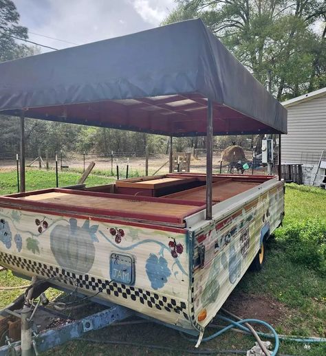 Pop Up Camper Food Trailer, Truck Bed Bar, Vendor Cart, Booth Display Ideas Diy, Farmers Market Booth, Farmers Market Stand, Small Camper Trailers, Vegetable Stand, Pop Up Trailer