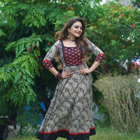 Rimi Tomy Churidar, Ajrakh Aline Kurti, Ajrakh Churidar Designs, Rimi Tomy Dresses, Ajrak Kurta Designs, Kalamkari Churidar Designs, Aline Kurti Design Pattern, Ajrak Kurti Designs, Churidhar Designs For Stitching