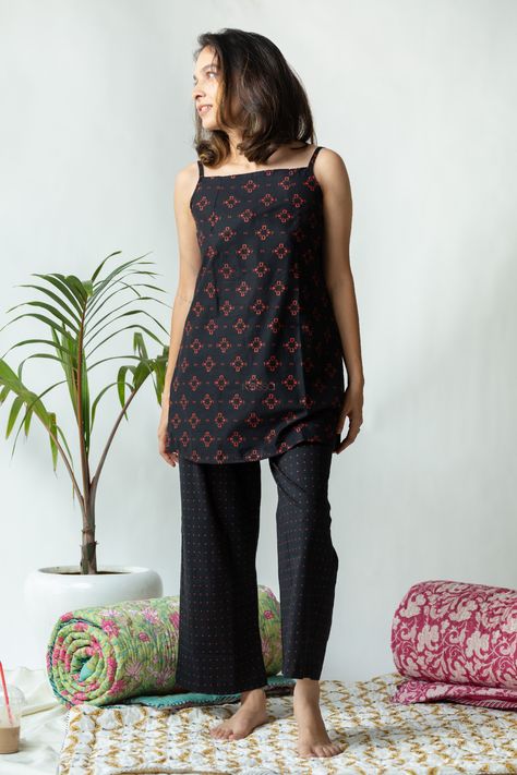 Elegant Kurtis For Women, Spaghetti Strap Kurta, Spaghetti Strap Kurti Designs, Short Kurta Sets For Women, Spaghetti Kurti Designs, Printed Short Kurtis For Jeans, Strap Kurti Designs Indian, Modern Kurti Design Style With Jeans, Short Cotton Kurti Designs Summer