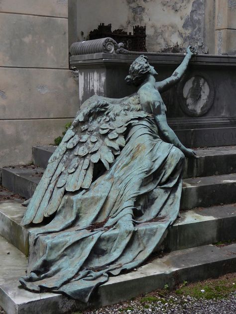 Genoa Italy, Istoria Artei, Cemetery Art, Wallpaper Pastel, Angel Statues, Wow Art, 판타지 아트, Genoa, An Angel