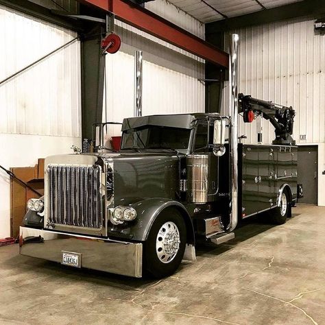 Service Truck Ideas, Mechanics Service Truck, Peterbilt Dump Trucks, Custom Peterbilt, Welding Trucks, Truck Mechanic, Service Truck, Custom Trailers, Shop Truck