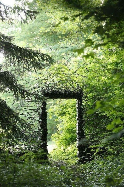 نباتات منزلية, The Secret Garden, Garden Gate, Green Gables, Alam Yang Indah, Garden Gates, Land Art, Dream Garden, Garden Inspiration