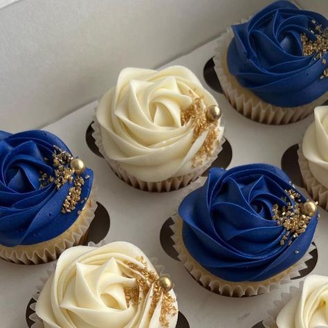 Johana Trevizo on Instagram: "White and Royal Blue Rosettes 💙🤍 . . . . #cupcakes #cupcakebouquets #floralcupcakes #cupcakedecorating #cupcakelove #cupcakequeen #cupcaketime #buttercreamcupcakes #pipingflowers #cupcakesofinstagram #cupcakeoftheday #cupcakeart #cakedesign #instabake #floralcakes #cakeworld #igcakes #cakedecorating" Blue Gold Cupcakes, Royal Blue Cupcakes Ideas, Royal Blue And Gold Cupcakes, Navy Blue And Gold Cupcakes, Blue And White Cupcake Ideas, Navy Blue Cupcakes, Blue Cupcake Ideas, Royal Blue Cupcakes, Blue And Gold Cupcakes