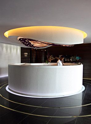 Is it possible to have something hanging from the ceiling above the reception desk? It Luxury Reception Desks, Hotel Reception Desk, Vstupná Hala, Hotel Lobby Design, Reception Desk Design, Luxury Inspiration, Reception Counter, Hotel Bedroom, Lobby Interior