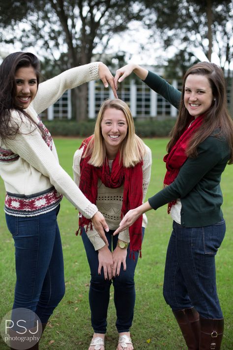 Sorority Sisters | PSJ Photography #3girls #PiBetaPhi #stetsonuniversity Makeup Looks For Halloween, Poses For Friends, Sorority Poses, Group Picture Poses, Sisters Photoshoot Poses, Sister Photography, Sister Poses, Friendship Photoshoot, Sibling Photography