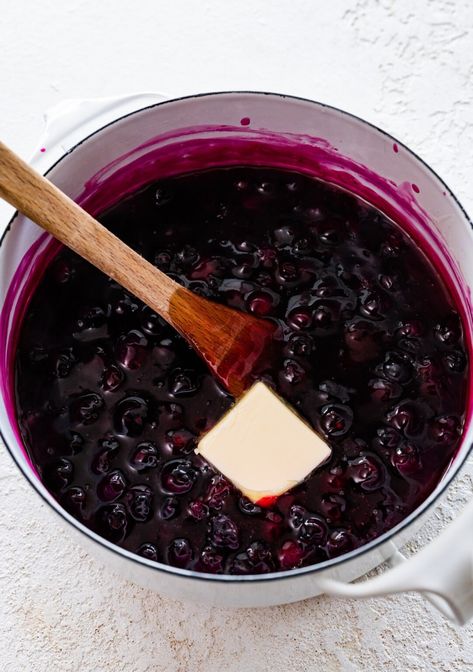 Easy Homemade Blueberry Sauce Topping Recipe - CucinaByElena Blueberry Sauce For Waffles, Blueberry Reduction Sauce, Blueberry Sauce Easy, Blueberries Sauce, Diy Dressings, Blueberry Reduction, Blueberry Sauce Recipe, Fruit Sauces, Blueberry Topping