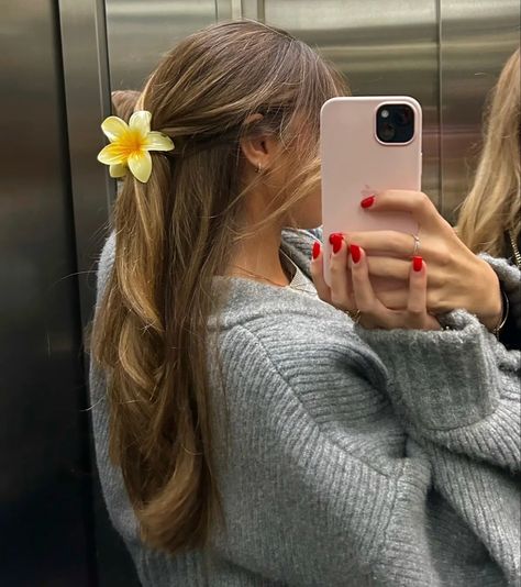 Claw Clip Pictures, Aesthetic Hairstyles Claw Clips, Claw Clip Aesthetic Pictures, Aesthetic Flower Claw Clip Hairstyles, Claw Clip Celebrities, Clip Hairstyles, Girly Accessories, Summer Pictures, Aesthetic Hair