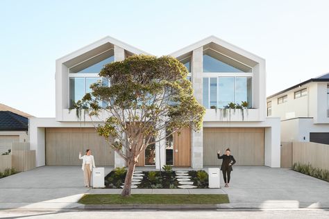 Former Block stars and twins Alisa Ayres and Lysandra Fraser have just completed the ultimate ‘twin-off’ by building family homes… Modern Coastal Exterior, Coastal Exterior, Outdoor Bbq Area, Exterior Wall Cladding, Duplex Plans, Caravan Renovation, Duplex Design, Japandi Design, Townhouse Designs