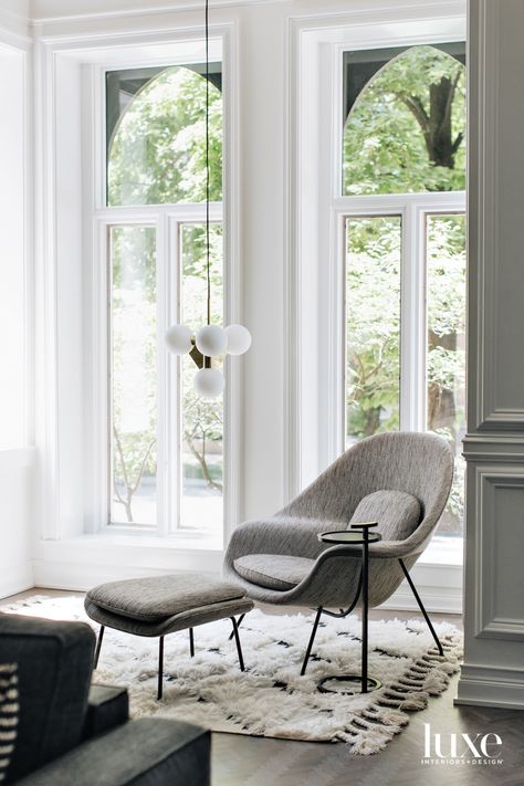 Womb Chair Living Room, Knoll Womb Chair, Vitra Chair, Luxe Living Room, Corner Seating, Womb Chair, Classical Elements, Luxurious Home, Luxe Interiors