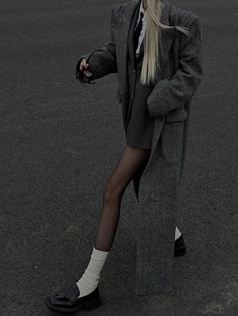 Winter Outfits 23, Iconic Winter Outfits, Street Style Aesthetic Women, Winter 23 Fashion Trends, Black Sheer Tights Outfit, Mesh Tights Outfit, Autumn 2024 Fashion Trends, Black Tights Outfit Casual, Oppenheimer Outfit