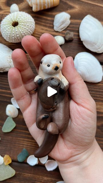 Animal Moms And Babies, Otter Clay, What To Make Out Of Clay, Clay Otter, Polymer Clay Animals, Clay Animals, What To Make, Sculpture Clay, Hand Painting Art