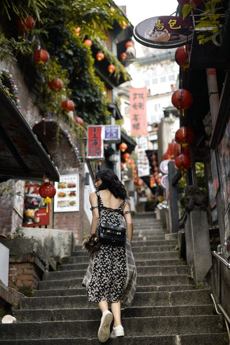 Taipei Travels, Jiufen, Jiufen Old Street, Spirited Away In Real Life, Jiufen Photos, Photos that will make you want to visit Jiufen right away, Taiwan's Jiufen, / Jiufen, Taiwan / A Real Life Spirited Away / FOREVERVANNY Taiwan Aesthetic Photos, Taipei Photo Ideas, Jiufen Old Street, Travel Poses Ideas, Travel Photos Ideas, Taiwan Aesthetic, Jiufen Taiwan, Japan Travel Photography, Taiwan Fashion