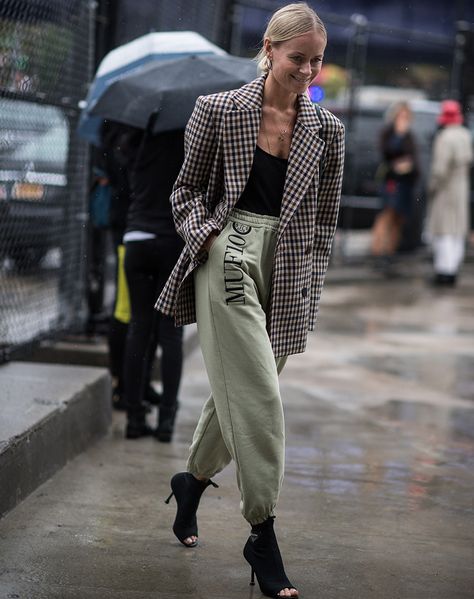 Thanks to the YEEZY effect, khaki sweatpants have been a serious style option for a good few years now. And how good do they look with an oversized blazer, a low-cut top and sock boots? This one might even get a night on the town once February comes. We're in love. Blazer Street Style, Nyc Style, Outfit Chic, Joggers Outfit, Blazer Outfit, Cooler Look, Looks Street Style, Sport Chic, Street Style Inspiration