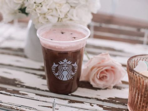 Strawberry Cold Foam, Cold Foam Cold Brew, Starbucks Chocolate, Macchiato Recipe, Starbucks Strawberry, Cold Brew Recipe, Coffee Recipes Starbucks, Mocha Recipe, Starbucks Caramel