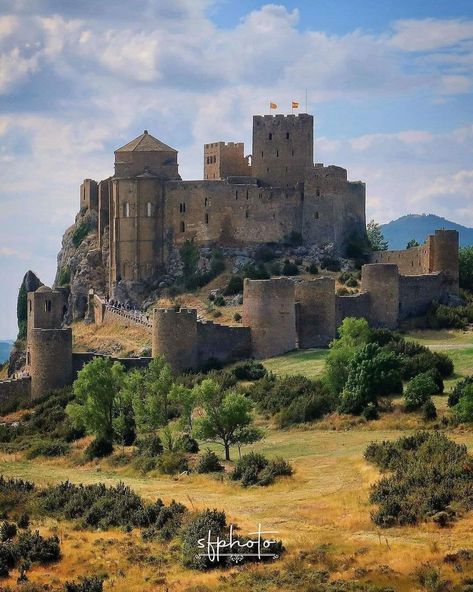 Spain Castle Aesthetic, Minas Tirith, Europe Architecture, Spain Aesthetic, Castle Home, Medieval England, Castle Aesthetic, European Castles, Neuschwanstein Castle