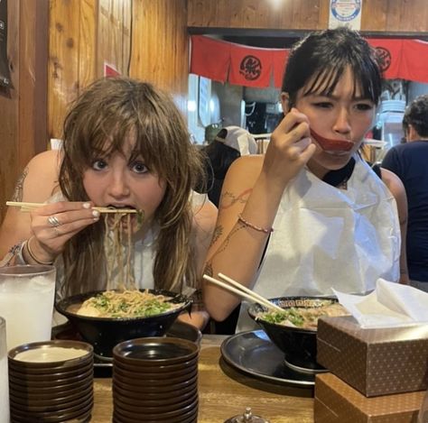 Instagram Japan, Japan Summer, Friends Hanging Out, Ramen Restaurant, Best Friends Aesthetic, Japan Aesthetic, People Eating, Japan Photo, Japanese Restaurant