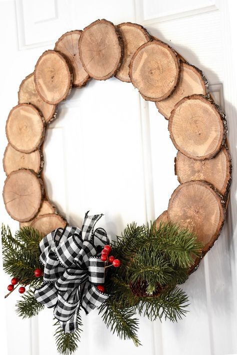 Diy Dream Catcher, Dekoratívne Vence, Tree Slices, Christmas Wood Crafts, Christmas Wood, Christmas Deco, Homemade Christmas, Xmas Crafts, Diy Wood