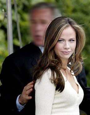 Barbara Pierce Bush born in 1981, daughter of George and Laura Bush.  Her twin sister is Jenna Bush Barbara Pierce Bush, Obama Sisters, George Walker, Laura Bush, Bush Family, Barbara Bush, Highlighted Hair, George Bush, Best Short Haircuts