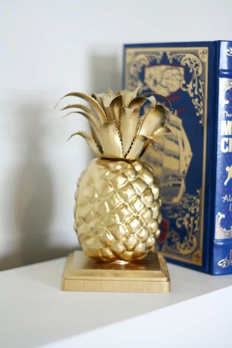 DIY Pineapple Bookends You Need on Your Shelf Diy Crafts For Bedroom, Diy Bookends, Diy Pineapple, Diy Projects For Bedroom, Diy Crafts For Teen Girls, Diy Crafts For Teens, Diy Projects To Sell, Easy Diy Decor