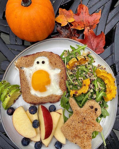 Ghost Eggs, Ghost Toast, Halloween Toast, Spooky Breakfast, Breakfast Savory, Halloween Eggs, Egg In A Hole, Halloween Breakfast, Easy To Make Snacks