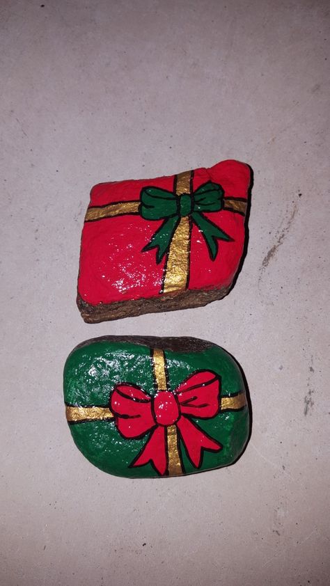 Christmas presents free hand painted rocks Christmas Painted Stones Ideas, Diy Christmas Rock Painting, Painted Rocks Christmas Easy, Xmas Stone Painting, Painting Rocks Christmas, Painted Christmas Rocks Ideas, Painting Christmas Rocks, Christmas Rock Art Ideas, Christmas Painted Stones