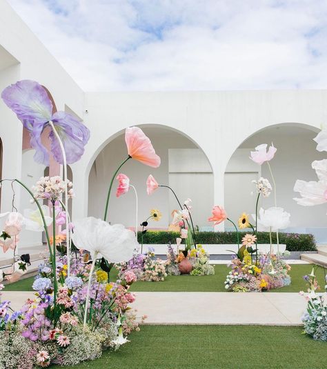 Backdrop Wedding Simple, Giant Flowers Wedding, Event Entrance Arch, Oversized Flowers, Pink Wedding Colors, Happy Birthday Decor, Sculpture Gallery, Diy Wedding Inspiration, Party Entrance