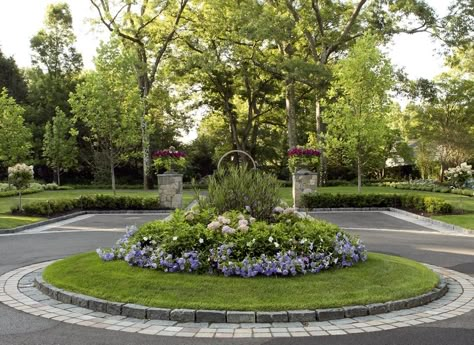 Circle Drive Landscaping Ideas, Landscape Circle Design, Garden Circles Design, Round About Design Landscape, Turning Circle Driveway, Driveway Circle Landscaping, Driveway Island Landscaping Ideas, Driveway Island Landscaping, Circle Drive Landscaping