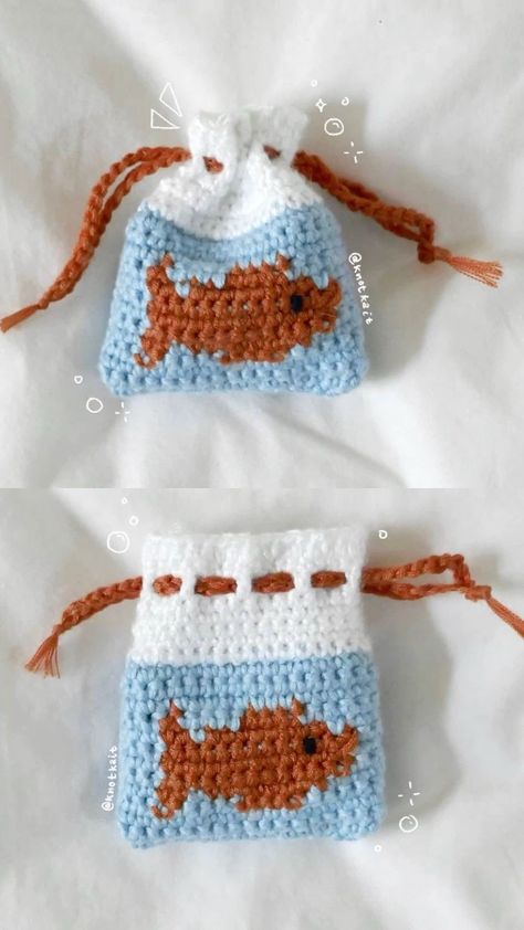 Knitted Cute Things, Small Crochet Fish Pattern Free, Ideas For Crocheting, Crochet Pattern Free Bag, Cute Crochet Items, Back To School Crochet Ideas, Cute Bag Ideas, Gifts For Crocheters, Crochet Pouch Ideas