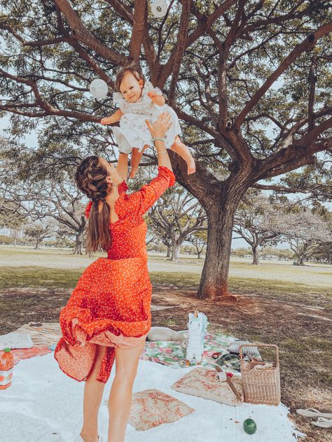 Picnic Photoshoot With Baby, Mother Daughter Picnic Photoshoot, Mothers Day Picnic Photoshoot, Mom And Daughter Picnic, Mommy And Me Picnic Photo Shoot, Baby Picnic Photoshoot, Mommy And Me Picnic, Picnic Photoshoot Family, Picnic Family Photoshoot