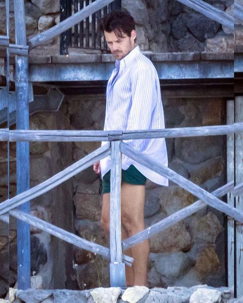 Harry Styles wearing a button-down shirt and swim trunks Harry In Italy, Harry Styles Photoshoot, Harry Styles Nails, Style Girlfriend, Harry Styles Outfit, Summer Shorts Outfits, Mr Style, Harry Edward Styles, Edward Styles