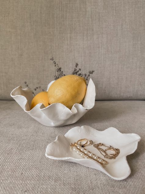 Air dry clay jewelry tray and bowl Air Clay Bowl Diy, Bowl Making Diy, Air Dry Clay Diy Aesthetic, Diy Clay Dish Ideas, Air Clay Bowl, Air Dry Clay Dish Ideas, Air Dry Clay Bowls Diy, Diy Air Dry Clay Gifts, Trinket Dish Air Dry Clay