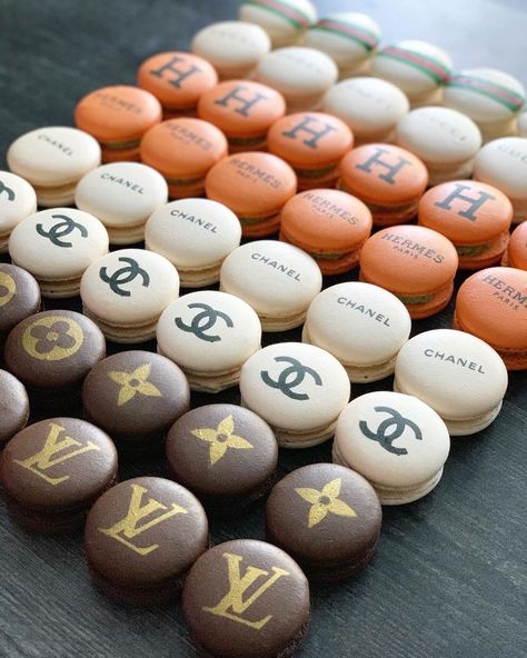 Macarons For Wedding, Macaron Store, Snack Photography, Themed Macarons, Party Macarons, Retail Store Interior Design, Vision Board Party, Rustic Bathroom Designs, Luxury Food