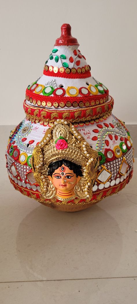 Garbo Decoration, Matki Painting, Matki Painting Ideas, Matki Decoration Ideas, Garba Decor, Matki Decoration, Garba Decoration, Gold Bangle Watch, Diya Decoration